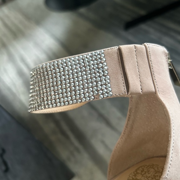 NIB Nude Pink Vince Camuto Suede/Nubuck sandals with Crystal Detail - Picture 7 of 8